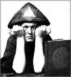 Angielski satanista Aleister Crowley, nazywający siebie "Antychrystem", "Wielką Bestią" i "Panem Nowego Eonu" w trójkątnej czapce z Wszystkowidzącym Okiem